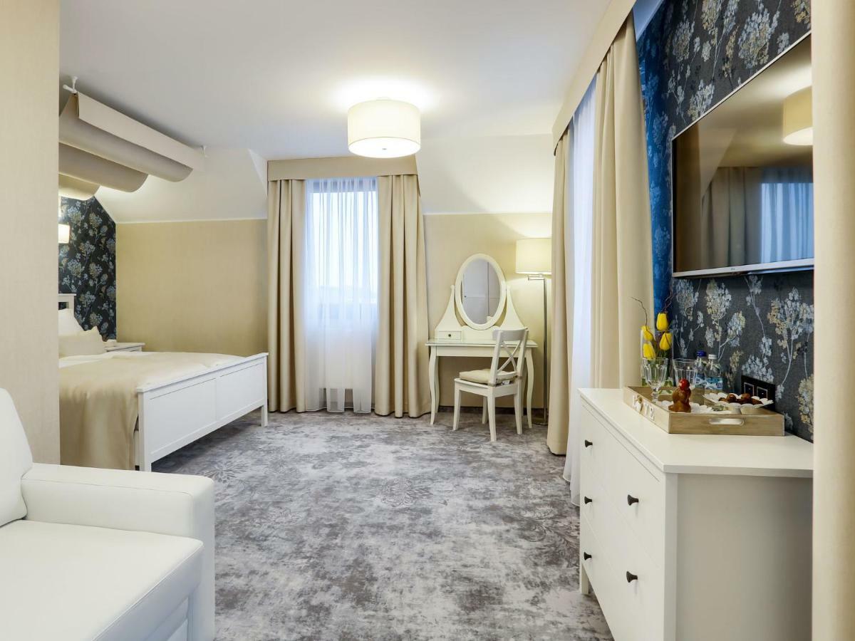 Hotel Antek Zlinice Exteriör bild